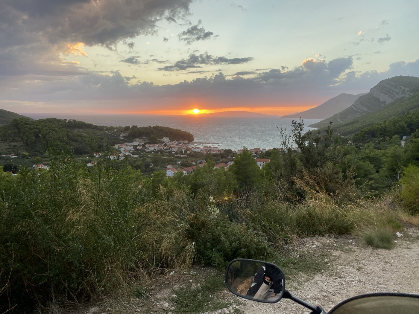 Zonsondergang aan de kust, gezien vanaf de motor